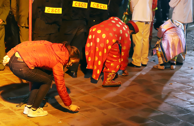 Dòng người xô nhau xoa tiền cầu may sau khai ấn đền Trần